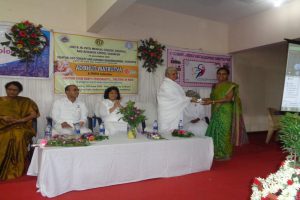 Dr.Neelamma.Patil-giving-a-flower-bouque-to-Brahm-Kumari-Sangeeta.-23-06-2018.jpg