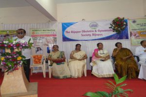 Dr.P.B.Jaju-Introducing-the-Guests-of-Adbhut-matrutva-CME-Workshop-on.jpg