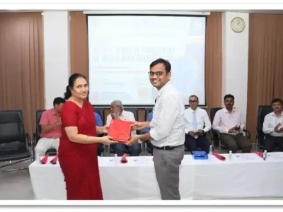 RECVEING THE MEMENTO AFTER GUEST LECTURE
